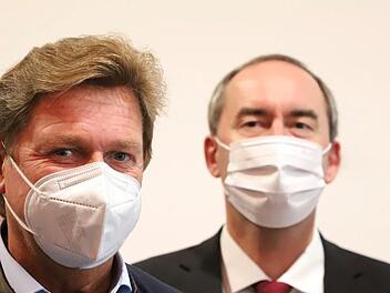 Rainer Ludwig (links, hier mit Parteichef Hubert Aiwanger) begab sich zusammen mit Fraktionskollegen nach einer Sitzung freiwillig in Quarantäne.