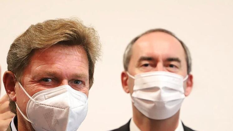 Rainer Ludwig (links, hier mit Parteichef Hubert Aiwanger) begab sich zusammen mit Fraktionskollegen nach einer Sitzung freiwillig in Quarantäne.