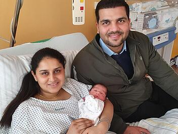 Mutter Navdeep Kaur und Papa Pardeep Singh sind überglücklich über die Geburt ihres Sohnes Aryan am Dienstag. Foto: Christine Fischer