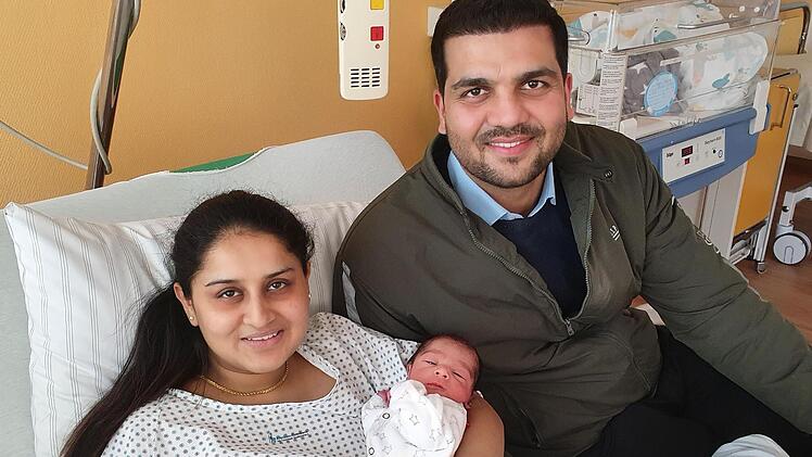 Mutter Navdeep Kaur und Papa Pardeep Singh sind überglücklich über die Geburt ihres Sohnes Aryan am Dienstag. Foto: Christine Fischer
