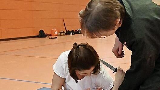 Karate-Meisterin Christine Lehmann unterrichtete im Auftrag der Volkshochschule in der Eggerbachhalle Selbstverteidigung.