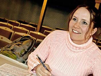 Das wichtigste Hilfsmittel für jede Regie-Assistentin ist das Regie-Buch mit reichlich Raum für Notizen - ein einseitig bedruckter Klavierauszug. Urte Regler notiert auf den leeren Seiten entscheidende Inszenierungs-Details, aber auch Hinweise für die Bühnentechniker. Foto: Jochen Berger