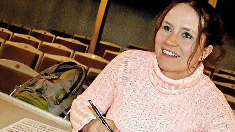 Das wichtigste Hilfsmittel für jede Regie-Assistentin ist das Regie-Buch mit reichlich Raum für Notizen - ein einseitig bedruckter Klavierauszug. Urte Regler notiert auf den leeren Seiten entscheidende Inszenierungs-Details, aber auch Hinweise für die Bühnentechniker. Foto: Jochen Berger