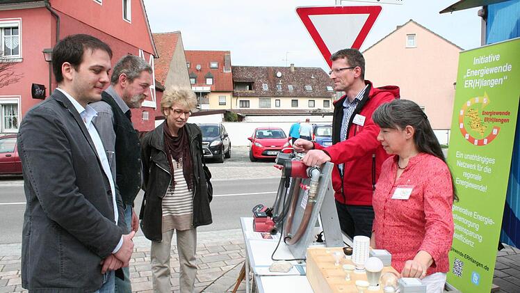 Ein Erlanger Verein klärte über Strom sparende Leuchtkörper und über Heizpumpen auf.