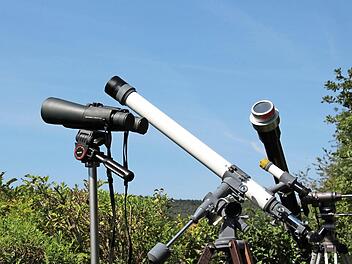 Einige Exemplare aus Willy Oberenders Teleskope-Sammlung. Einige besitzt er schon seit Jahrzehnten.  Foto: Simone Bastian