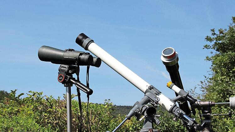 Einige Exemplare aus Willy Oberenders Teleskope-Sammlung. Einige besitzt er schon seit Jahrzehnten.  Foto: Simone Bastian