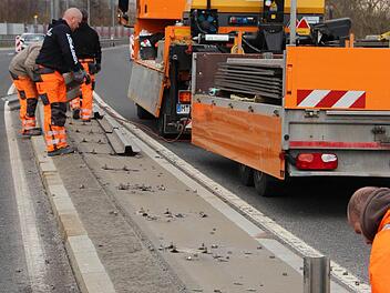 Dass die Leitplanke im festen Beton oder Pflasterstein steht, entspricht nicht mehr den neuesten Sicherheitsvorschriften. Deshalb entfernen die Arbeiter diese zuerst. Fotos: Dominic Buckreus
