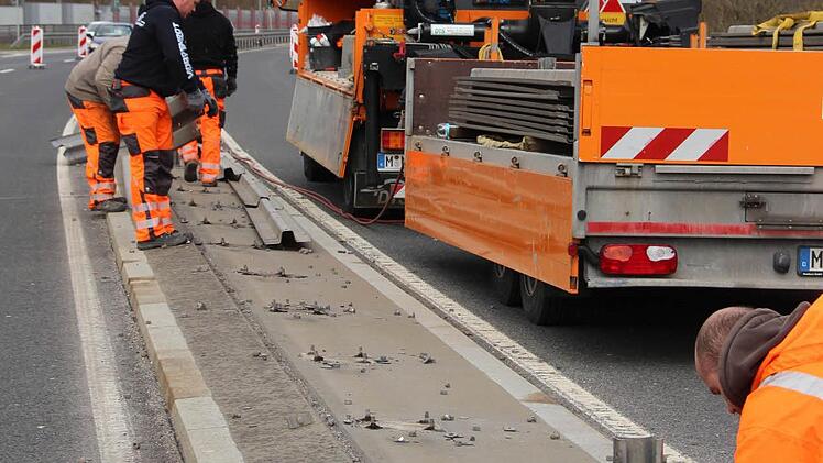 Dass die Leitplanke im festen Beton oder Pflasterstein steht, entspricht nicht mehr den neuesten Sicherheitsvorschriften. Deshalb entfernen die Arbeiter diese zuerst. Fotos: Dominic Buckreus