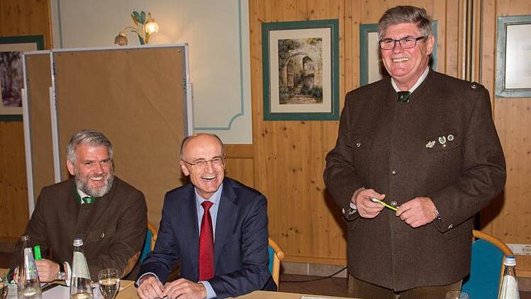 Auch wenn der Vorsitzende der Kreisgruppe Haßfurt im Bayerischen Jagdverband, Rudolf Meyer (rechts) und sein Stellvertreter Steffen Vogel (links) einige dringende Wünsche an Landrat Wilhelm Schneider (Mitte) richteten und mit Kritik an den Bayerischen Staatsforsten nicht sparten, gab es in der Herbstversammlung doch lustige Momente.