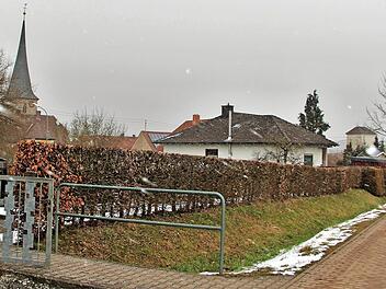 Südlich des Friedhofes von Ampferbach sollen zehn neue Parkplätze entstehen. Foto: Elke Pieger
