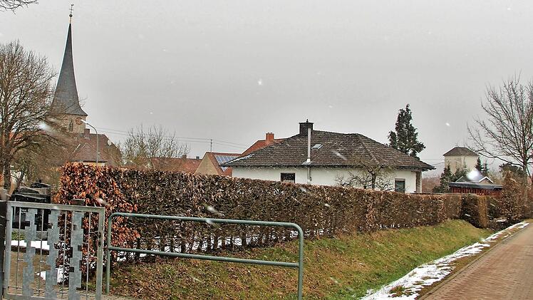 Südlich des Friedhofes von Ampferbach sollen zehn neue Parkplätze entstehen. Foto: Elke Pieger
