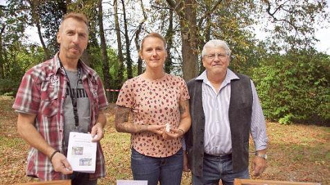 Nadine Hußlein fand das "Christkind von der Wallburg" auf einem Acker im Umfeld der Burg. Ihre Vereinskollegen Reiner Reitz (links) und Willi Lediger unterstützten sie bei der Recherche.