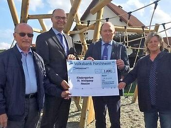 Die Spendenübergabe (v. l.): Bernhard Hofmann, Stefan Welker, Peter Krämer und Maria Keiner Foto: Mathias Erlwein