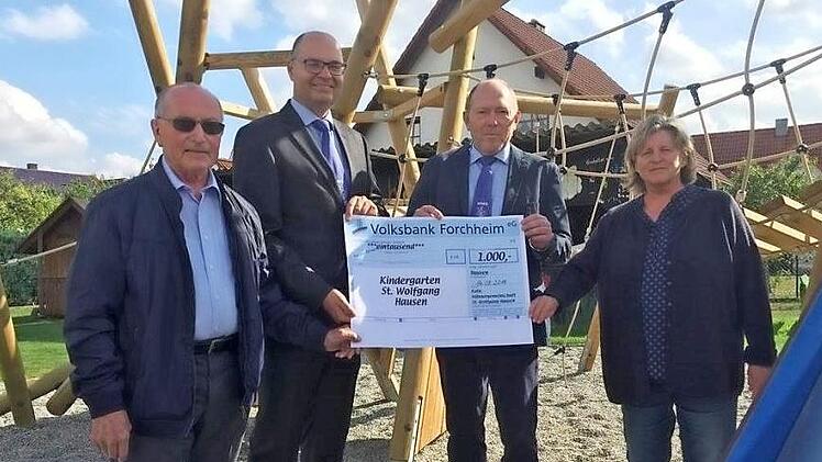 Die Spendenübergabe (v. l.): Bernhard Hofmann, Stefan Welker, Peter Krämer und Maria Keiner Foto: Mathias Erlwein