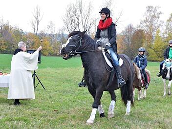 Religionspädagogin Martina Braun segnet Pferde beim Leonhardiritt. Foto: Rainer Lutz