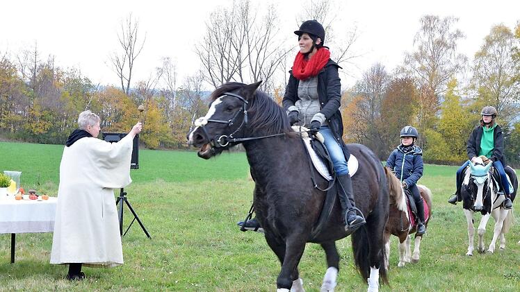 Religionspädagogin Martina Braun segnet Pferde beim Leonhardiritt. Foto: Rainer Lutz
