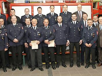 Viele Wehrleute wurden bei der Hauptversammlung der Feuerwehr Rödental geehrt.  Fotos: Michael Stelzner