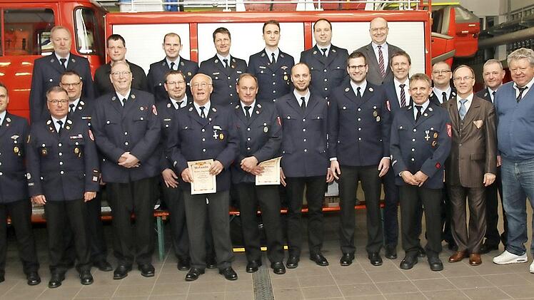 Viele Wehrleute wurden bei der Hauptversammlung der Feuerwehr Rödental geehrt.  Fotos: Michael Stelzner