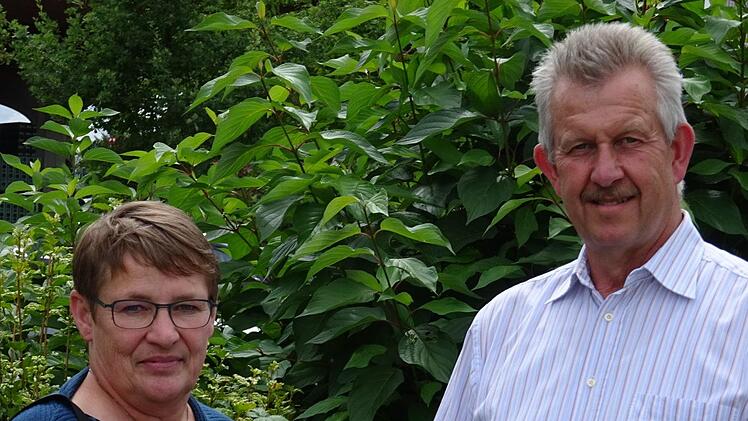 Hubert Beier, 1. Vorsitzender des Vereins Natur- und Lebensraum Rh&ouml;n, stellte die neue Regionalmanagerin Ute Raband vor. Foto: Sven Will