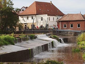 Die Wasserkraftanlage im Main bei Maineck erzeugt ganzjährig umweltfreundlichen Strom. Foto: Alfred Thieret