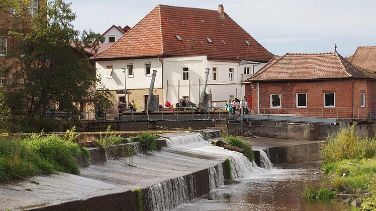 Die Wasserkraftanlage im Main bei Maineck erzeugt ganzjährig umweltfreundlichen Strom. Foto: Alfred Thieret