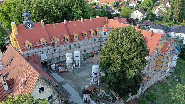 Im Gebäudetrakt links soll die "Spinnstube" eröffnen. Vor einigen Jahren war dort eine Pizzeria beheimatet. Foto: Markt Mainleus