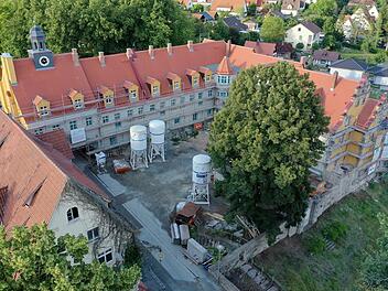Im Gebäudetrakt links soll die "Spinnstube" eröffnen. Vor einigen Jahren war dort eine Pizzeria beheimatet. Foto: Markt Mainleus