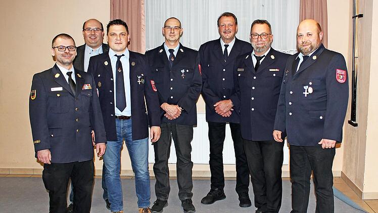 Die Ehrung (v. l.): Kreisbrandinspektor Sven Kaniewski, Alexander Schrüfer, Frank Schwarzmann, Friedrich Söhnlein, Roland Stadter, Kreisbrandmeister Mario Scholz und der bisherige Kommandant Matthias Degen