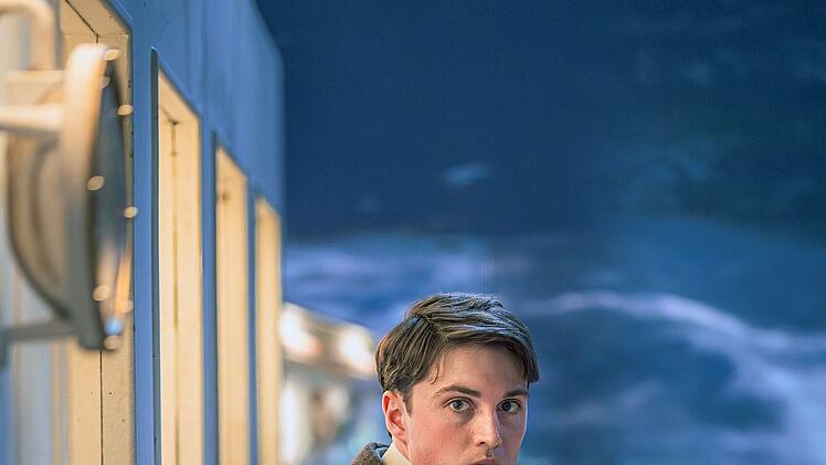 John B. "Jack" Thayer (Rhys Mannion) wird als einer von nur wenigen Passagieren den Sprung ins eiskalte Wasser &uuml;berleben.