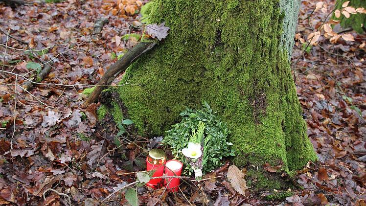 Grablichter und ein kleines Blumengebinde markieren den Baum, an den der 41-Jährige starb.  Foto: eki