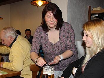 Simone Berger, die zusammen mit Rainer Kaffer die Wahl leitete, übergibt Barbara Hoffmann (rechts) einen der Stimmzettel.Fotos:Ralf Kestel