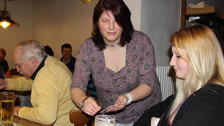 Simone Berger, die zusammen mit Rainer Kaffer die Wahl leitete, übergibt Barbara Hoffmann (rechts) einen der Stimmzettel.Fotos:Ralf Kestel