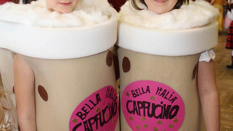 Silja (re.) und Alina (li.) waren als zwei Cappuccino-Becher gekommen. Fotos: Gerda Völk