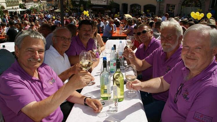 Das eigene Weinfest bestens bewältigt, konnten die Sander Organisatoren in Zeil ganz entspannt anstoßen.