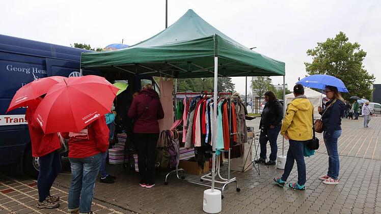 Ohne Regenschirm ging am Sonntag gar nichts.