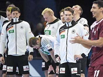 Deutschlands Tobias Reichmann (Dritter von rechts) steht mit seinen Teamkollegen nach dem Spiel fassungslos auf der Patte, während Katars Abdulrazzaq Murad (rechts) jubelt. Außenseiter Katar gewann 21:20 und riss Handball-Deutschland aus einem Traum. Foto: Marijan Murat/dpa