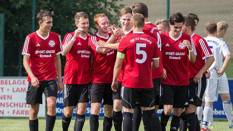 DJK-SV Neufang - FC Mitwitz II: Die Gastgeber feiern den zweiten Treffer der Partie durch von Lorenz Kotschenreuther (3. von links). Fotos: Heinrich Wei&szlig;