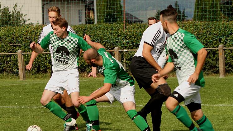 Dicke Luft im Wonfurter Strafraum, aber Alexander Meißner und Marcel Mauer (grüne Trikots, von links) können die Gefahr bereinigen.