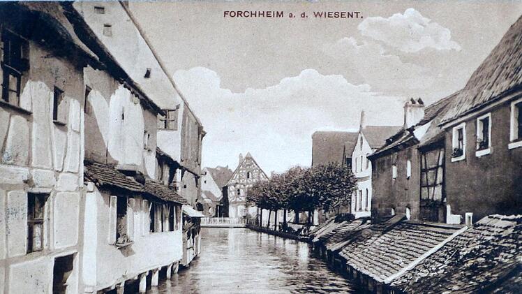 Die Forchheimer Synagoge (helles Gebäude rechts) an der Wiesent auf einer alten Ansichtskarte Repro: Manfred Franze