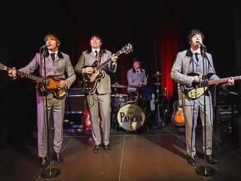 Beatlemania in Haßfurt: Die tschechische Beatles-Revival-Band "Pangea" präsentierte bei ihrem Konzert beim Kulturamt Haßfurt live in der ausverkauften Rathaushalle in Haßfurt über 30 Beatles-Songs und sorgte für eine stürmische Tanz-Party.  Ulrike Langer