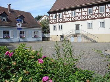 Der Gemeinderat Weißenbrunn stimmte für die Revitalisierung und Neugestaltung des Paradieses. Begonnen wird mit dem Alten Rathaus (rechts). K.- H. Hofmann