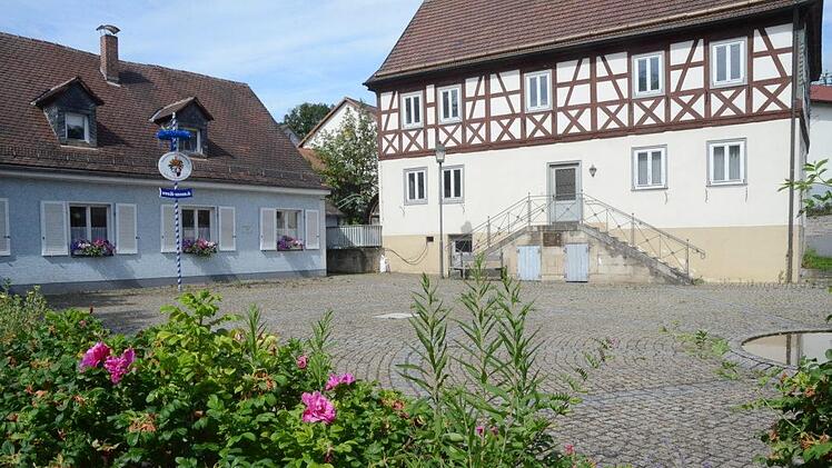 Der Gemeinderat Weißenbrunn stimmte für die Revitalisierung und Neugestaltung des Paradieses. Begonnen wird mit dem Alten Rathaus (rechts). K.- H. Hofmann