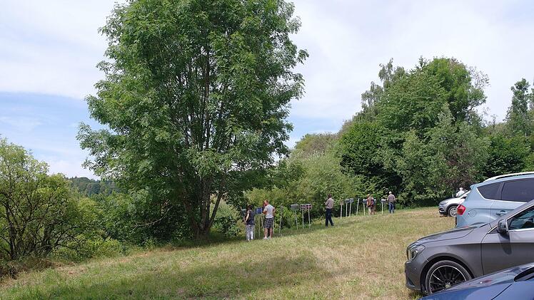 Vor den Bildern von den ehemaligen Häusern in Werberg trafen sich alte Freunde und lernten sich sogar Verwandte kennen.