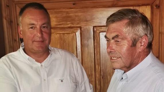Stefan Horn (links) ist Bürgermeisterkandidat in Rentweinsdorf. Willi Andres, Vorsitzender der neu gegründeten RUL, gratulierte dem Kandidaten. RUL