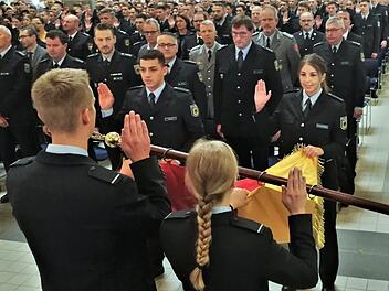 Die Fahnenabordnung bei der Vereidigung in der Kissinger Wandelhalle.Sigismund von Dobschütz