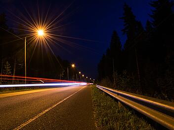 Kitzingen: Straßenlampen entlang der B8 werden auf LED umgestellt - Stadt mit Infos