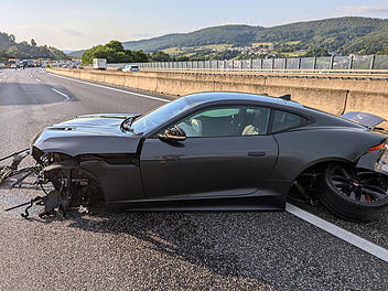 Unfall auf A3 bei Waldaschaff: 52-Jähriger kollidiert mit Leitplanke und Lkw
