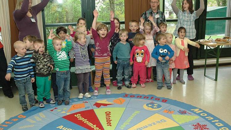 Voller Begeisterung hießen die Kinder des Kinderhauses Abenteuerland den Coburger OB Norbert Kastner mit einem Lied willkommen. Fotos: Edwin Meißinger