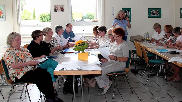 Rosi Schmitt (stehend) hat die ehrenamtlichen Helfer ausgebildet. Foto: Johanna Blum