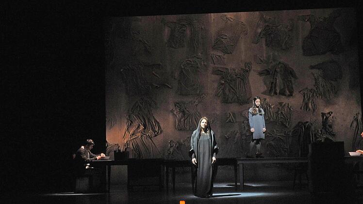 "Der Welt abhanden gekommen". Die szenische Collage mit Musik von Gustav Mahler und Claude Vivier erlebte ihre Uraufführung am Landestheater Coburg.Foto. Andrea Kremper